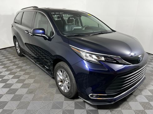 Used 2021 Toyota Sienna XLE image 3