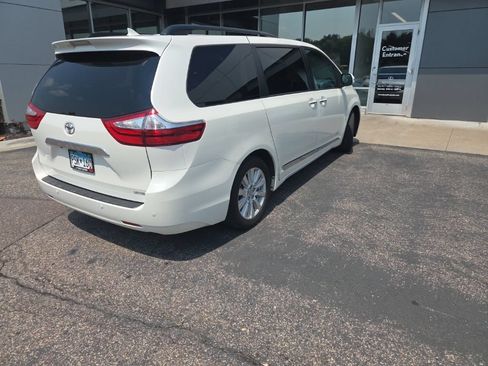 Used 2017 Toyota Sienna Limited Premium FWD image 18