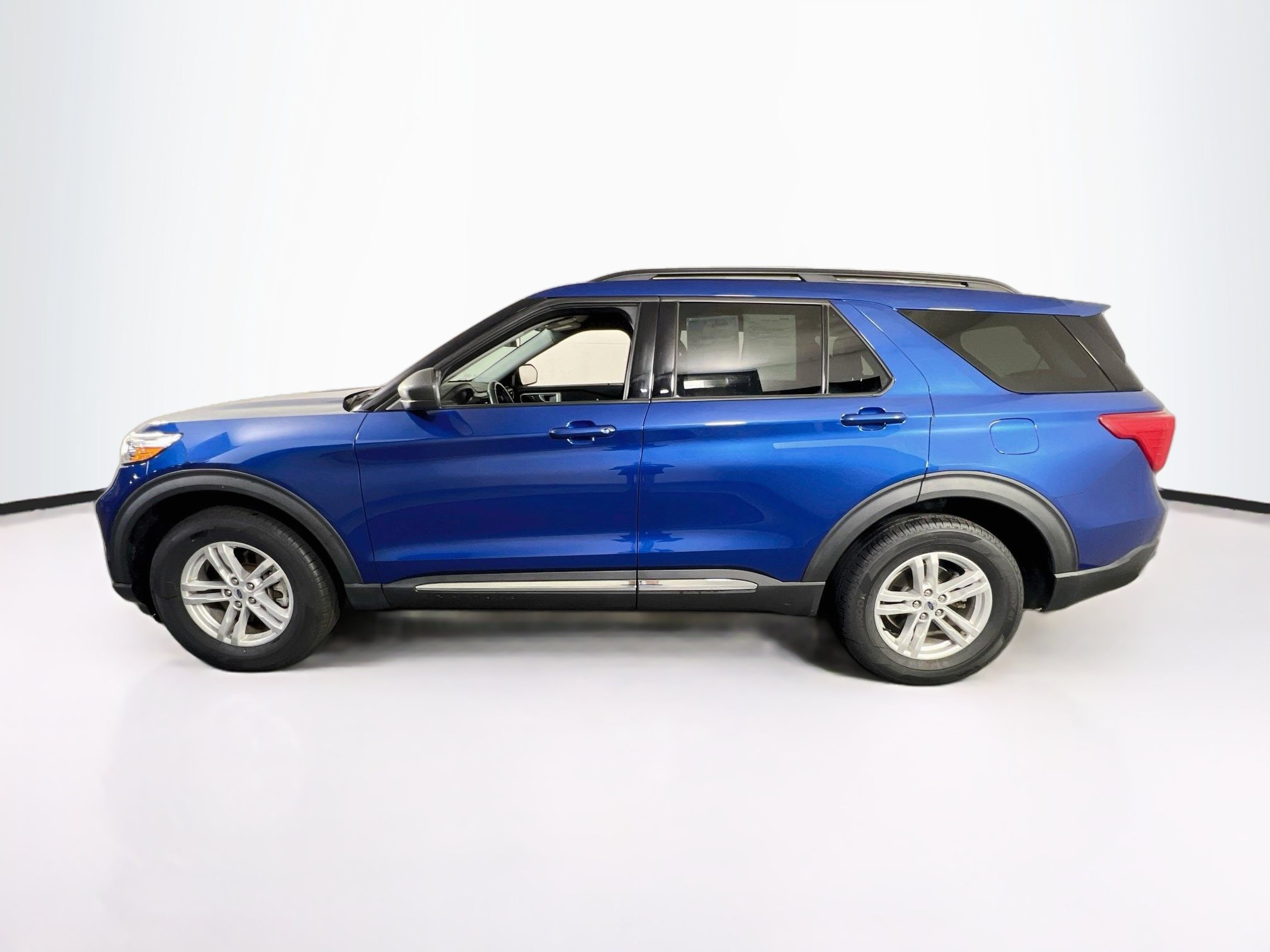 Used 2022 Ford Explorer XLT w/ Equipment Group 202A AWD/4WD image 8
