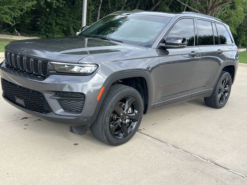 Used 2022 Jeep Grand Cherokee Altitude AWD/4WD image 4