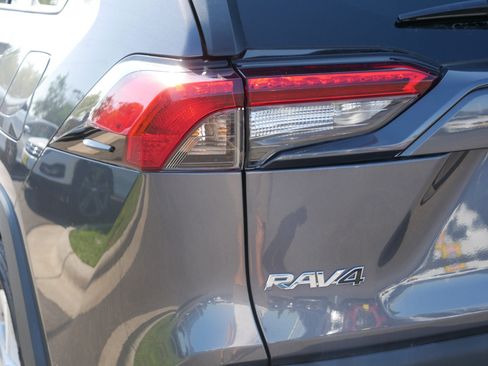 Used 2021 Toyota RAV4 LE AWD/4WD image 17