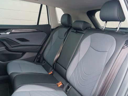 Used 2025 Volkswagen Tiguan SE w/ Panoramic Sunroof Package image 18