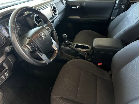 Used 2017 Toyota Tacoma TRD Off-Road image 9