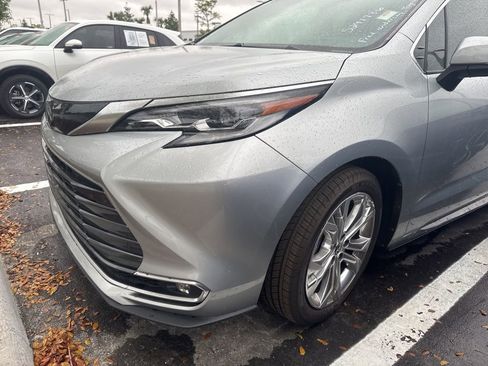 Used 2022 Toyota Sienna Platinum image 9