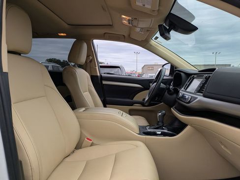 Used 2019 Toyota Highlander SE image 32