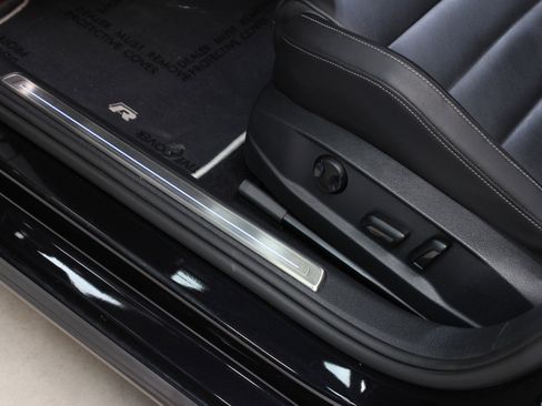 Used 2017 Volkswagen Golf R 4-Door image 23