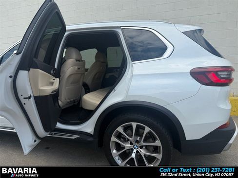 Used 2022 BMW X5 xDrive40i w/ Premium Package AWD/4WD image 23