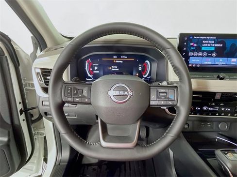 Used 2025 Nissan Rogue SL w/ Tech Package image 12