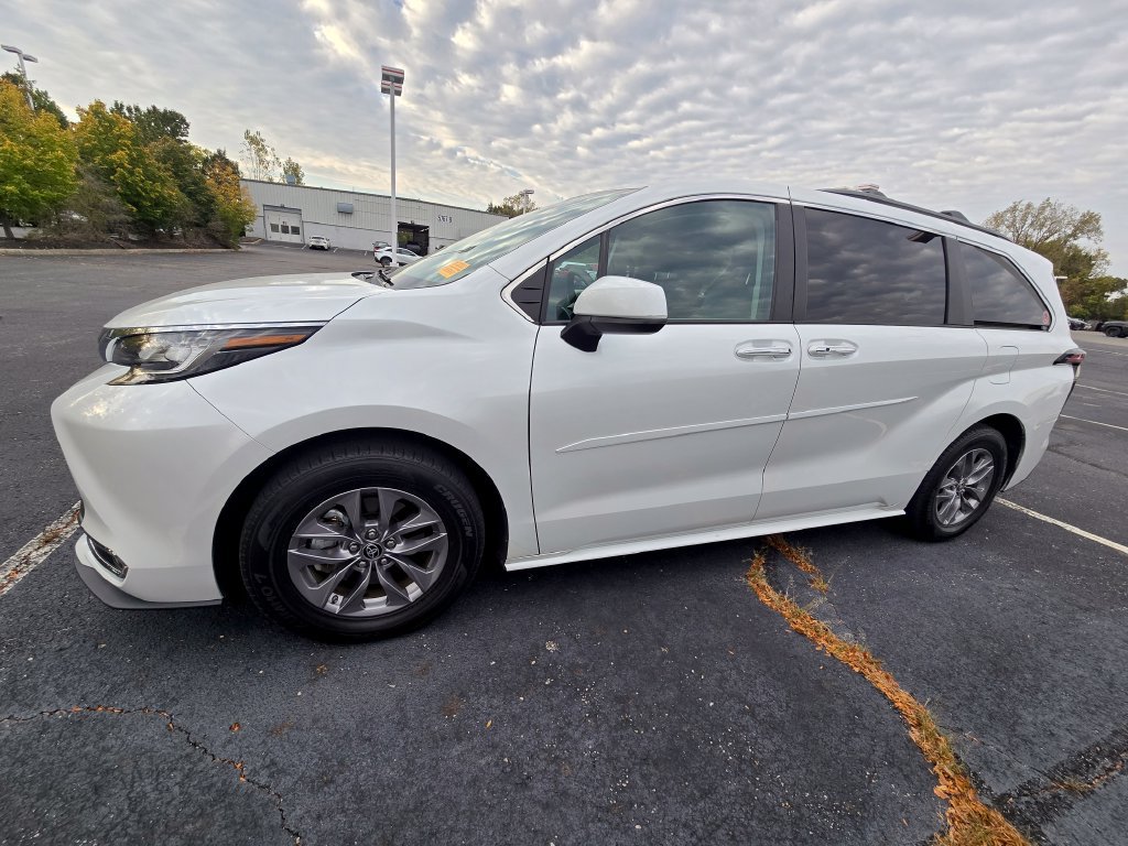 Used 2022 Toyota Sienna XLE w/ XLE Plus Package FWD image 5