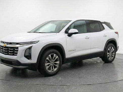 Used 2025 Chevrolet Equinox LT FWD image 3