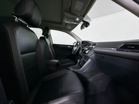 Used 2021 Volkswagen Tiguan SE image 32