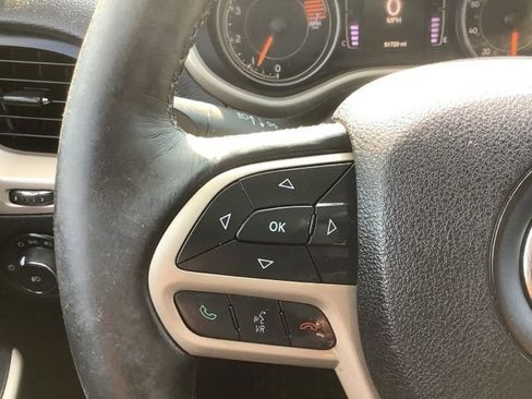 Used 2017 Jeep Cherokee Latitude w/ Safety/Convenience Group FWD image 19