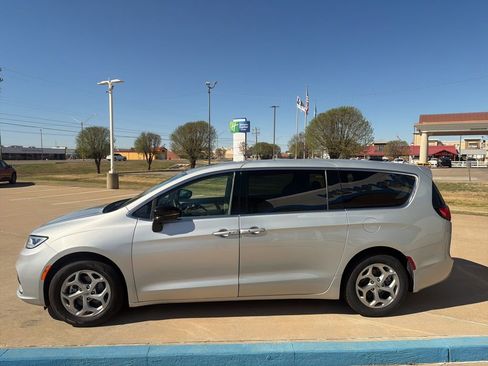 Used 2024 Chrysler Pacifica Limited FWD image 5