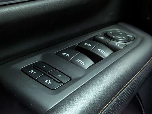 Used 2023 GMC Yukon AT4 AWD/4WD image 32