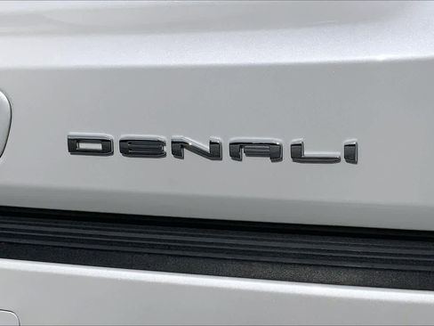 Used 2024 GMC Yukon XL Denali w/ Advanced Technology Package image 10