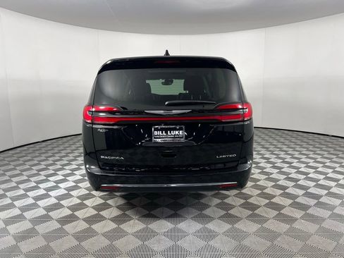 Used 2024 Chrysler Pacifica Limited image 7