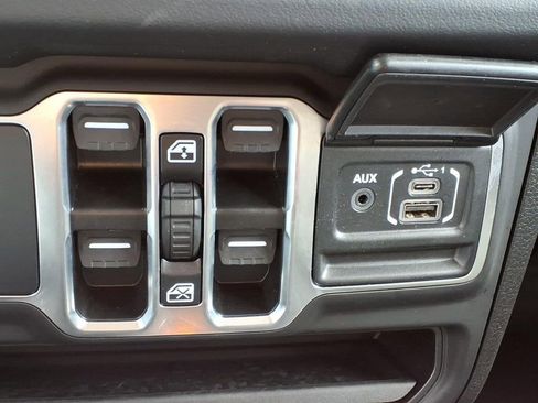 Used 2025 Jeep Wrangler Unlimited Sahara image 16