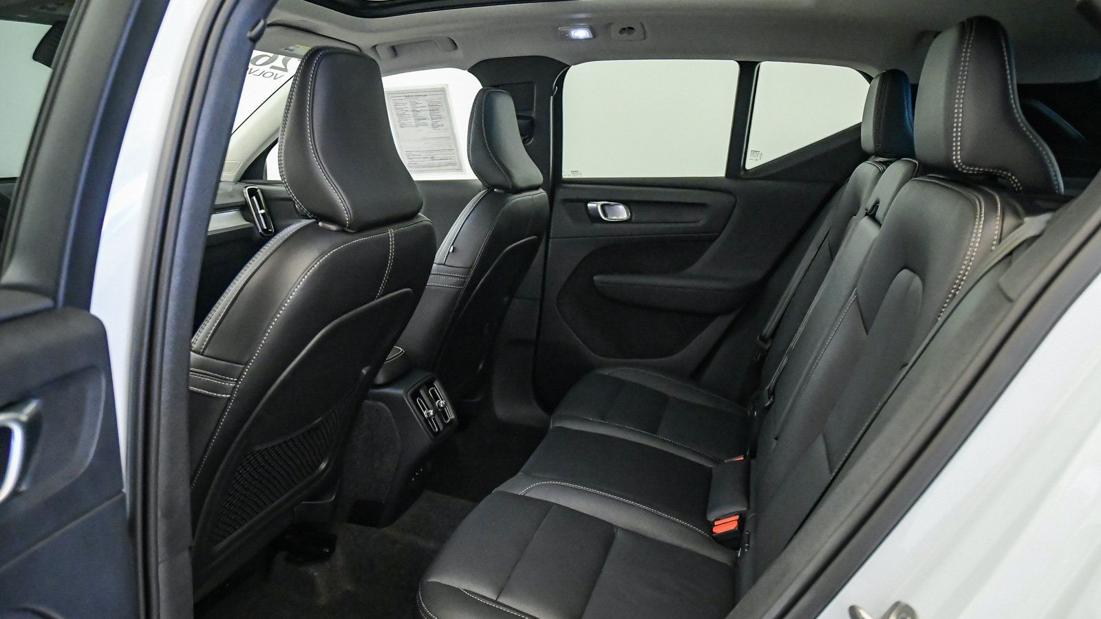 Certified 2026 Volvo XC40 B5 Plus AWD/4WD image 19
