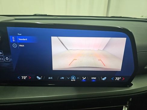 Used 2025 Chevrolet Traverse LT image 3