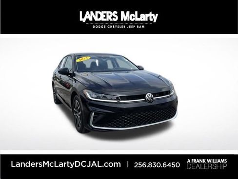 Used 2025 Volkswagen Jetta SE FWD image 1