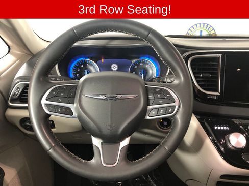 Used 2023 Chrysler Pacifica Touring-L FWD image 7