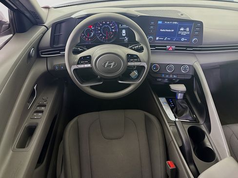 Used 2022 Hyundai Elantra SE FWD image 25