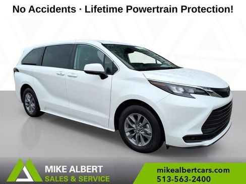 Used 2024 Toyota Sienna LE image 1