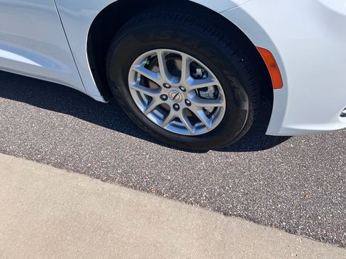 Certified 2025 Chrysler Pacifica Select FWD image 11