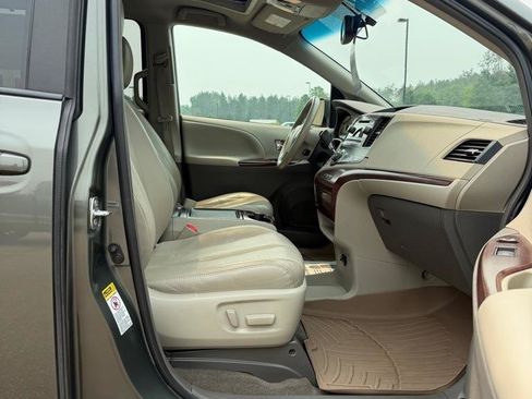 Used 2012 Toyota Sienna XLE FWD image 16