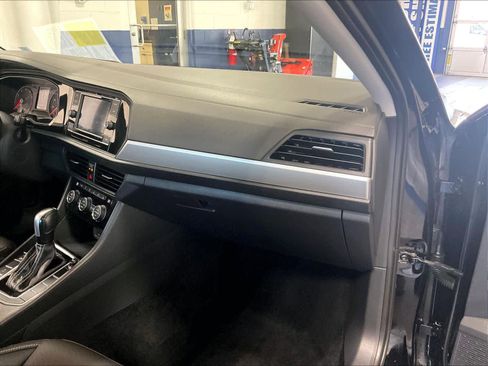 Used 2021 Volkswagen Jetta SE w/ SE Cold Weather Package image 13