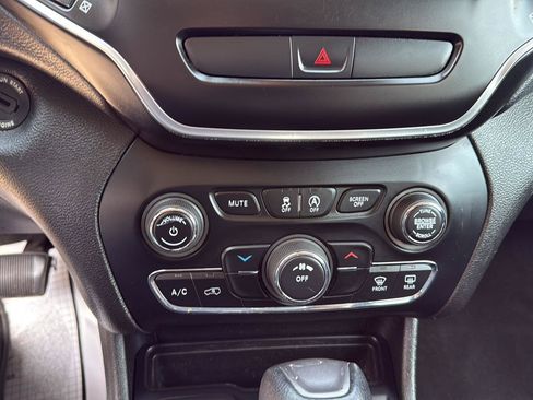 Used 2019 Jeep Cherokee Latitude w/ Popular Appearance Group FWD image 18