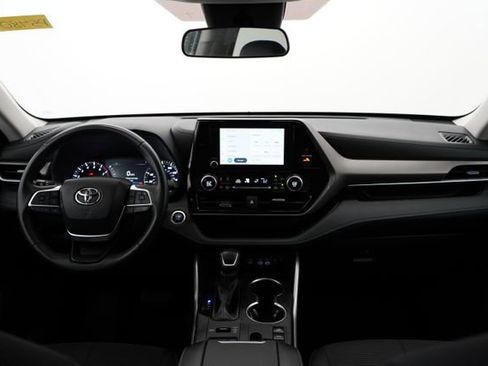 Used 2024 Toyota Highlander LE AWD/4WD image 15