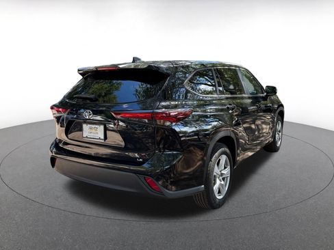 Used 2025 Toyota Highlander LE FWD image 7