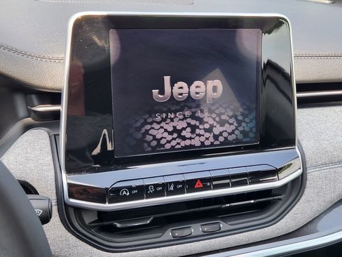 Used 2022 Jeep Compass Latitude FWD image 38