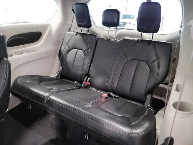 Used 2024 Chrysler Pacifica Touring-L FWD image 11
