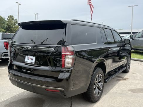 Used 2021 Chevrolet Suburban Z71 w/ Luxury Package AWD/4WD image 3