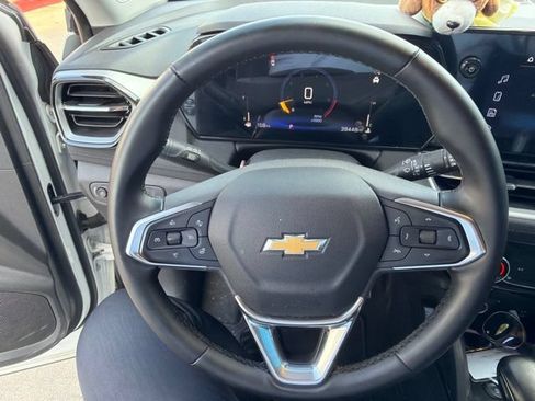 Used 2025 Chevrolet TrailBlazer LT w/ LT Cold Weather Package FWD image 24