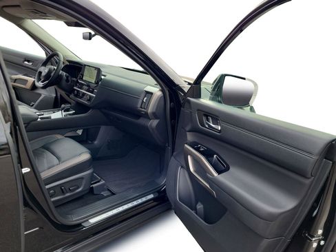 New 2025 Nissan Pathfinder Platinum w/ Black Appearance Package image 27