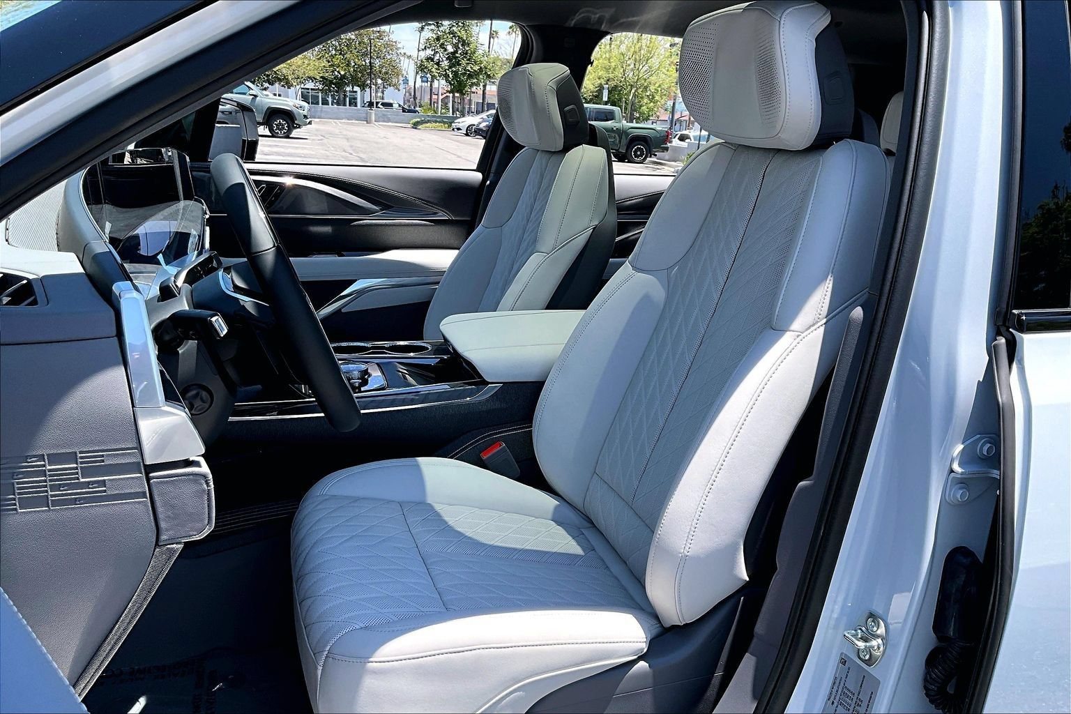 Used 2026 Cadillac Escalade IQL Luxury w/ LPO, Floor Liner Package AWD/4WD image 12