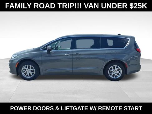 Used 2023 Chrysler Pacifica Touring-L FWD image 5