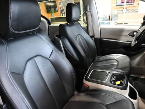 Used 2024 Chrysler Pacifica Touring-L image 8