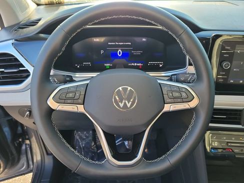 Certified 2025 Volkswagen Taos SE w/ Panoramic Sunroof Package FWD image 18