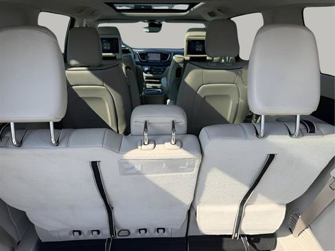 Used 2018 Chrysler Pacifica Limited w/ Advanced Safetytec Group FWD image 43