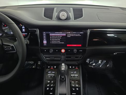 New 2026 Porsche Macan image 16
