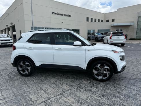 Used 2025 Hyundai Venue SEL FWD image 8