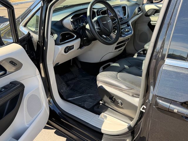 Used 2022 Chrysler Pacifica Touring-L FWD image 11