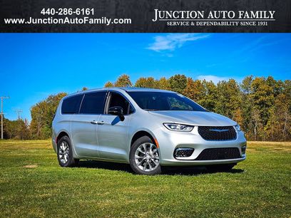 New 2026 Chrysler Pacifica Select