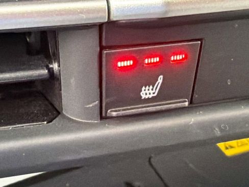 Used 2025 Toyota Sienna XLE image 19