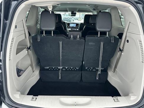 Used 2023 Chrysler Pacifica Touring-L image 13
