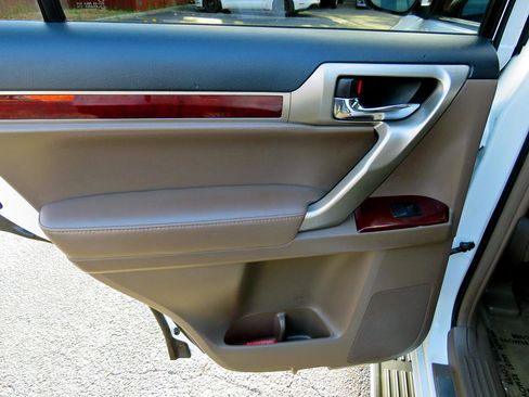 Used 2016 Lexus GX 460 w/ Premium Package image 36